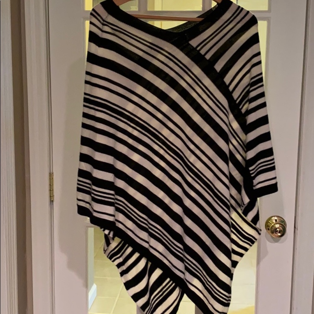 Cape like  style sweater black and white